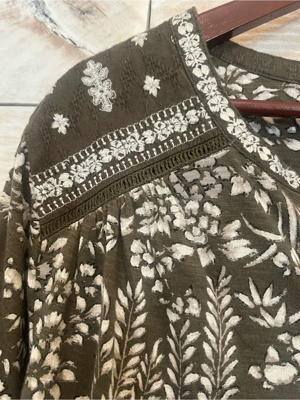 Lucky Brand Olive Green and Cream Floral Embroidered Top - Picture 4 of 9